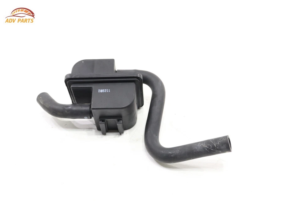 Filtro de bote de vapor de combustible Mitsubishi Outlander 2022-23 con tubo de manguera OEM Foto 4 de 4