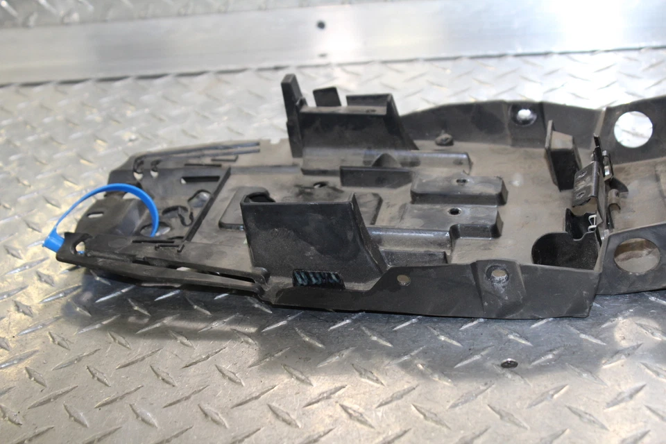 Triumph Street 2014 triple ABS trasero trasero trasero inferior batería bandeja plástico Foto 3 de 4