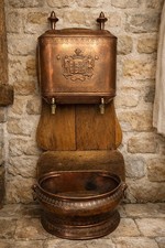 Exceptionnel lavabo mural ancien en cuivre repoussé – Blason héraldique Brabant