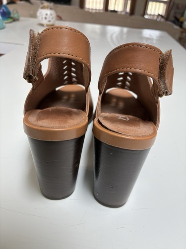 Tacones gruesos Clarks tostados con puntera abierta para mujer talla 8,5 M - Imagen 3 de 5