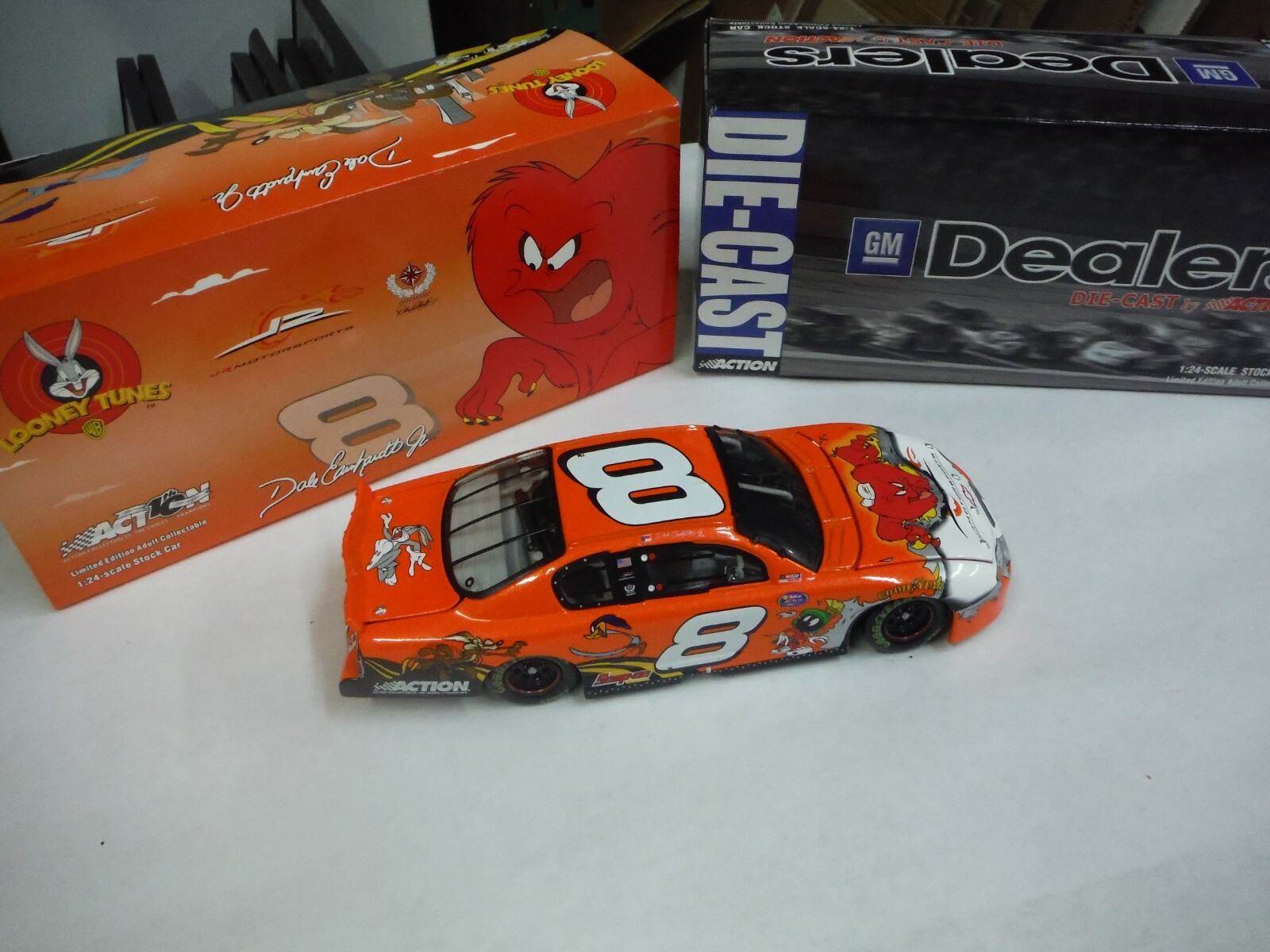 DIECAST NASCAR EARNHARDT JR #8 LOONEY TUNES REMATCH 2002 MONTE CARLO 1:24 X5-17