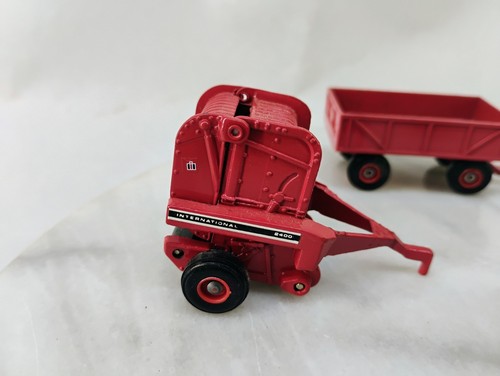 ERTL Tractor International Harvester 1086 1:64 diecast With 3 Implament Trailers - Picture 3 of 8