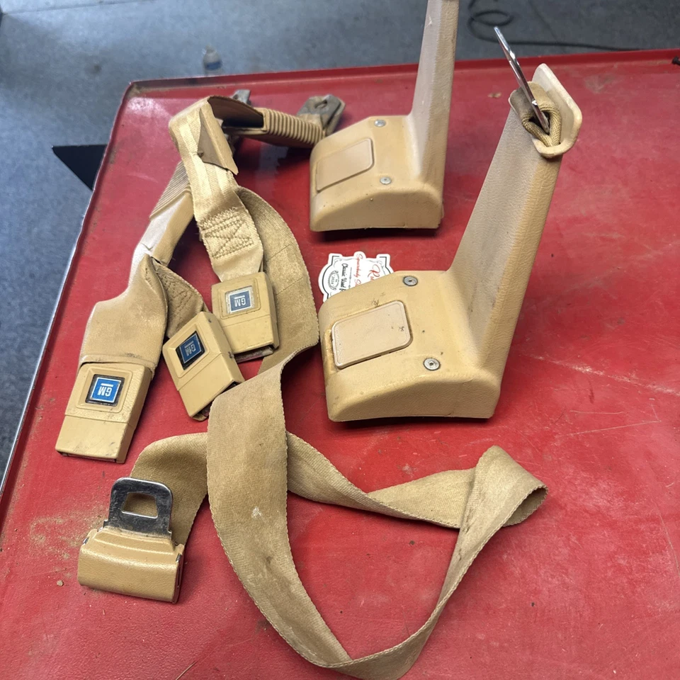 77-80 Chevrolet Squarebody C/K20-30 doble cabina suburbano cinturones de seguridad retractores Foto 2 de 4