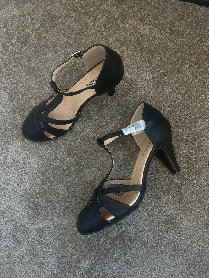 UNIQUE VINTAGE BLACK LEATHERETTE WOVEN T-STRAP HEELS Size 9 Retro 50s 60s 70s - Image 3 of 4