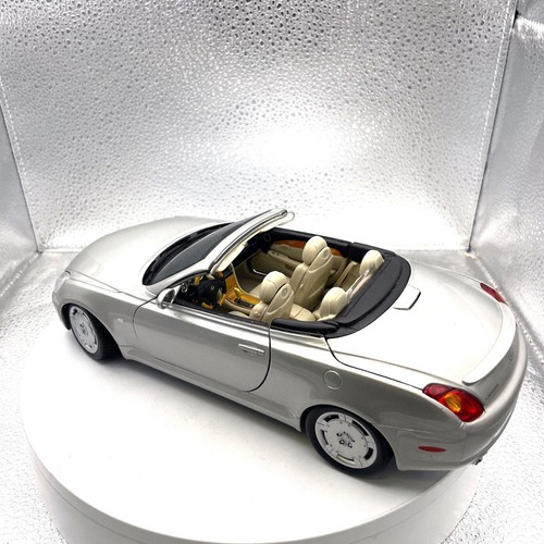 Maisto Lexus SC 430 plata fundido a presión, escala: 1/18 - Imagen 2 de 8