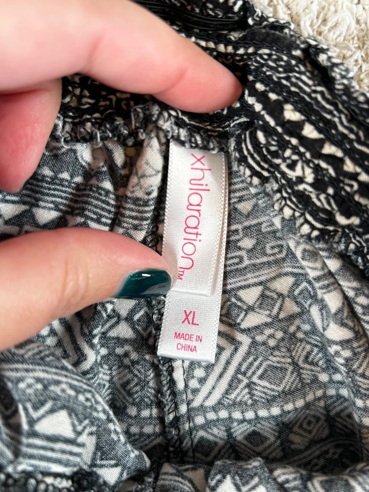 Pantalones Cortos Xhilaration Para Mujer XL Boho Negro Blanco Estampado Rayón Cordón Ligeros Foto 2 de 4