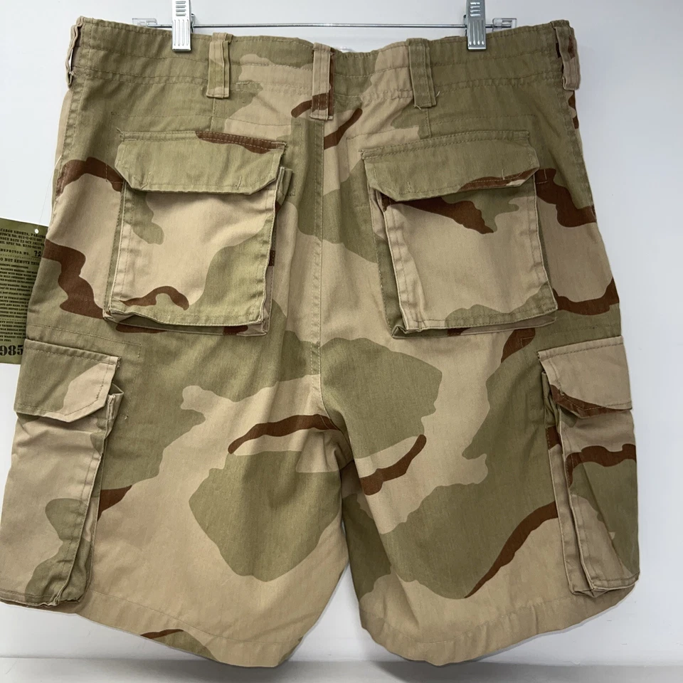 Rothco Vintage Men's Large Tri-Color Desert Camo Paratrooper Cargo Shorts 2150 - Image 2 of 4