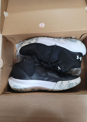 Under Armor GS Jet 21 Boys Shows Great condition Black/White Size 7Y