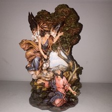 Estatua de ángel del cristianismo con figura arrodillada debajo del árbol escultura decorativa