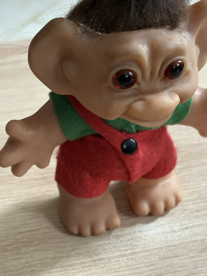 Thomas Dam Troll vintage 14 cm, cheveux bruns, tenue feutrine rouge et verte - Photo 3/4