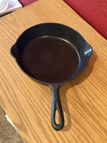 Vintage Griswold No 5 Cast Iron Skillet, Large Block, Erie PA 724, Sits flat