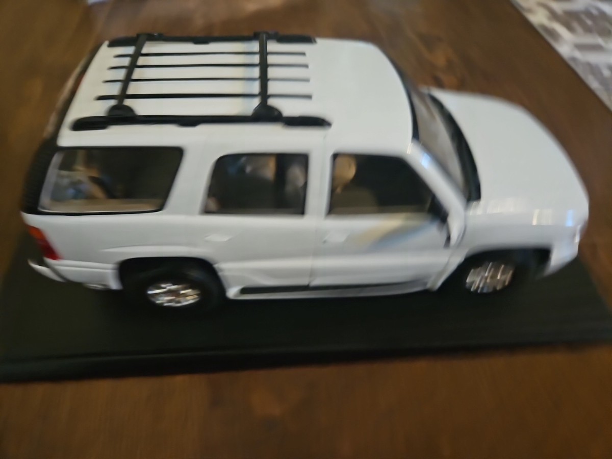 Welly GMC Yukon Denali White 1/18 Diecast Model Four Door SUV RARE