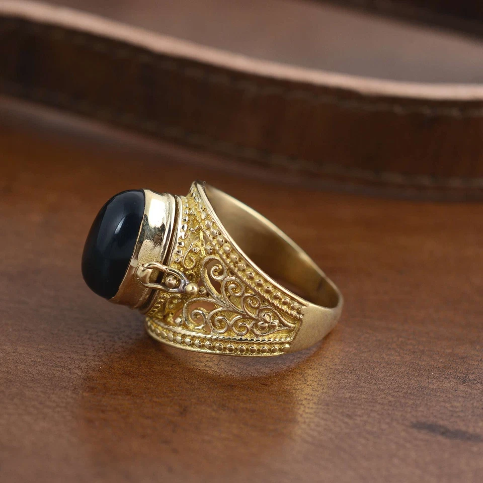 Anillo venenoso ónix negro natural. Anillo caja oculta ovalada de ónix dorado. anillo hecho a mano Foto 4 de 4