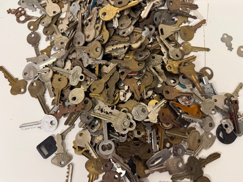 VINTAGE 8 pound Key Lot - Keys of all Kinds / Ages as Shown - Picture 4 of 5