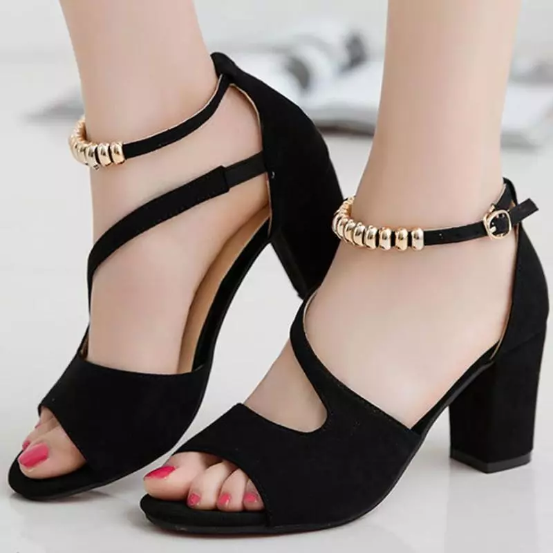 Mujeres con sandalias de tacon hot sale