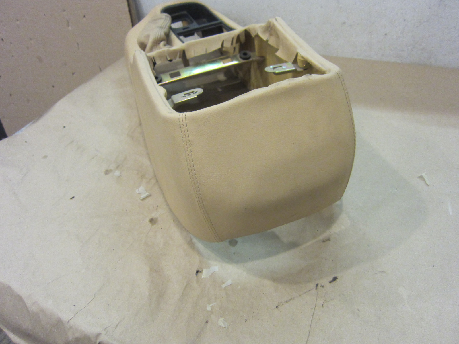 Maserati 4200 Spyder -  Center Console / Tunnel Cover / Beige - P/N 66772300