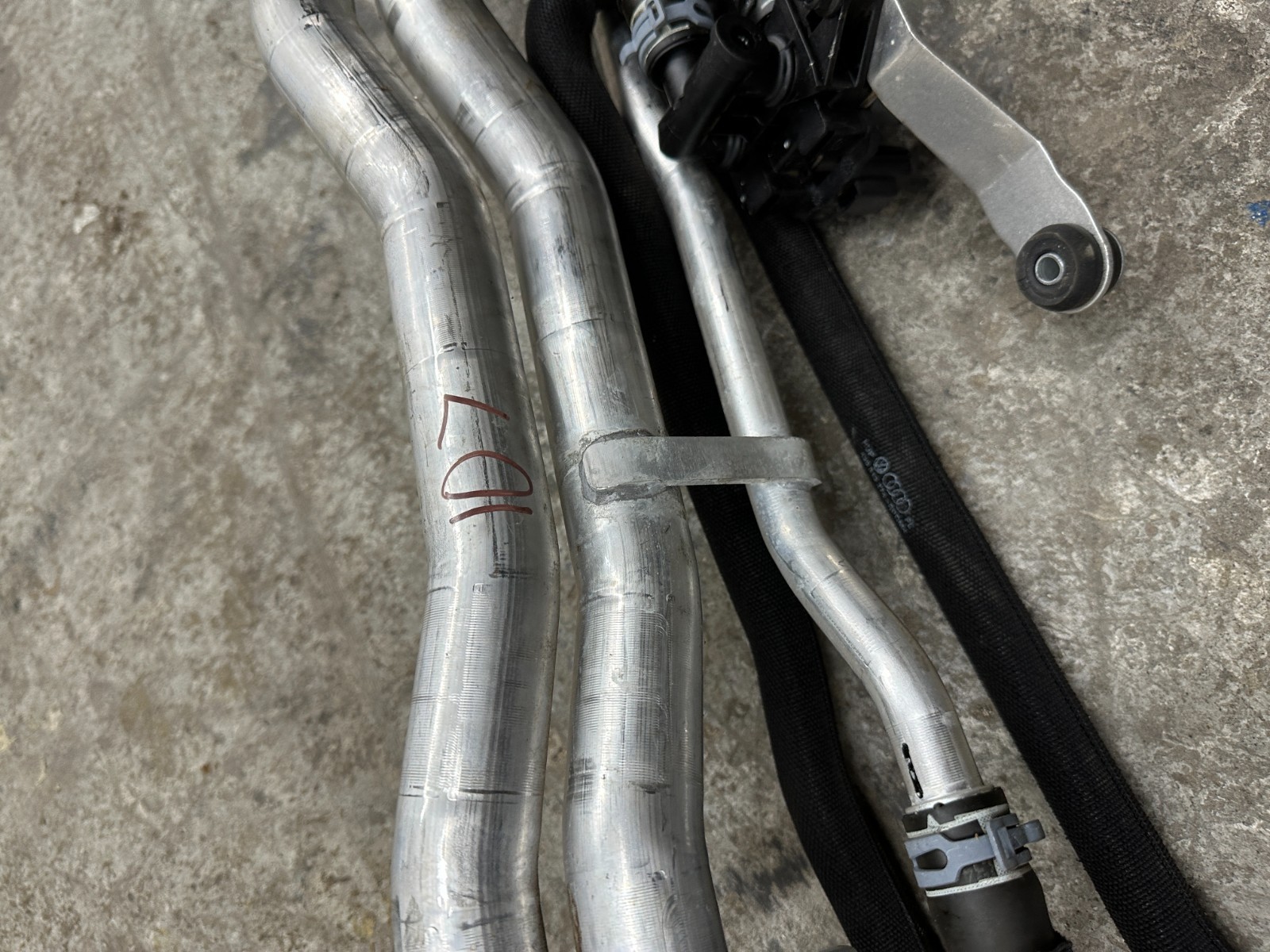2014 AUDI R8 OEM UNDERBODY CENTER COOLANT PIPE LINE HOSE TUBE 420 121 050 B