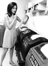 Mary Tyler Moore Reading With His Pencil In His Mouth 5x7 Picture Celebrity Pri