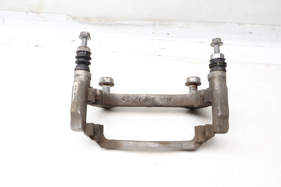 VW PASSAT B8 2020-2022 - Porta pinza de freno delantera derecha / soporte Foto 3 de 4