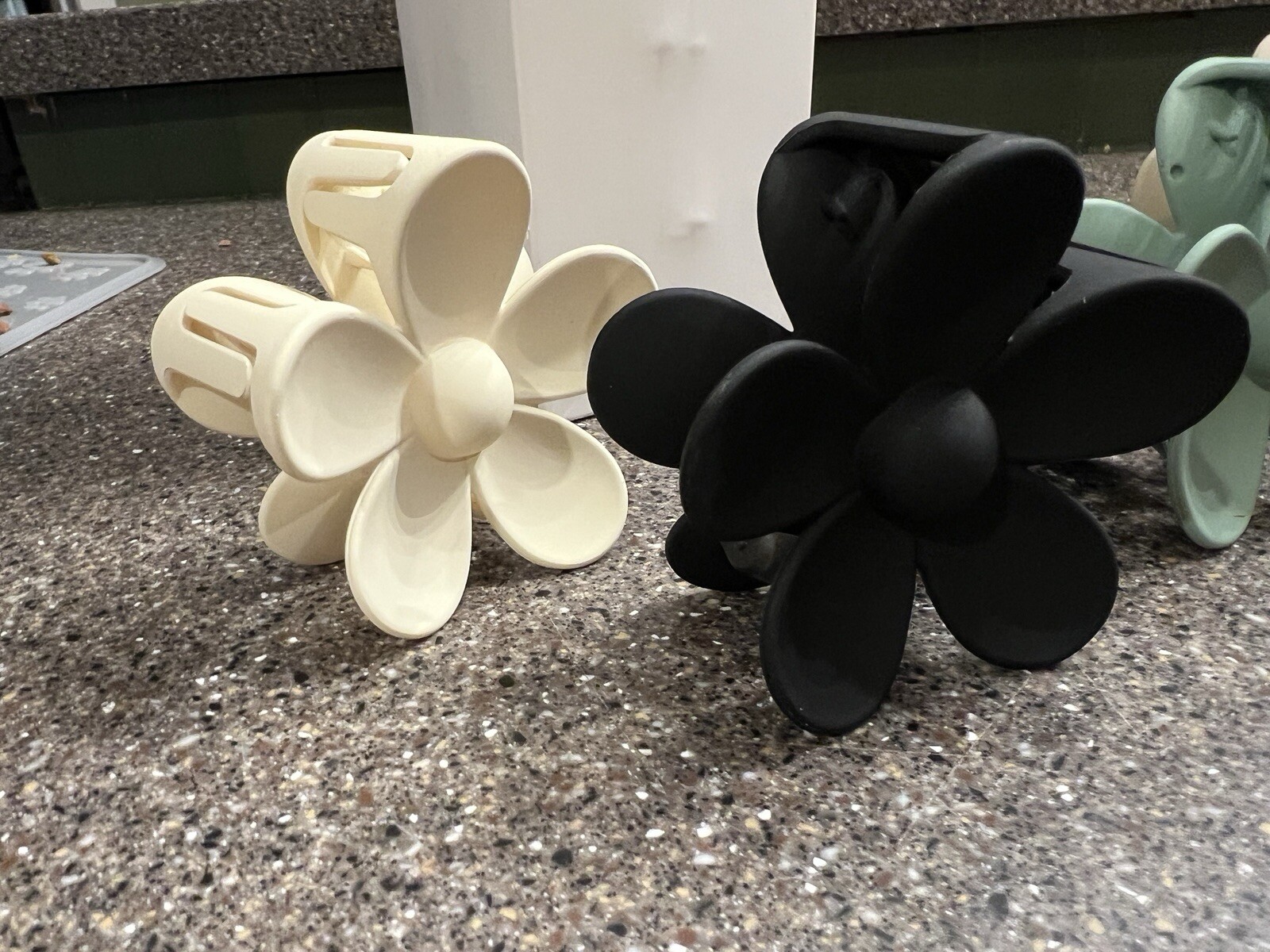 Vivinin Large 4pc Sets Flower Hair Clip Cream & Blk,Tan & Green New In Box 3”