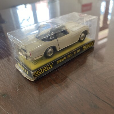 NOREV Ancien 1/43 TRIUMPH TR5 N*144 Couleur Blanche avec boite d
