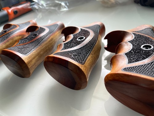 Target Grips For Taurus TRACKER/JUDGE 17 44 627 692 Rough/Checker Two tone wood - Picture 5 of 6
