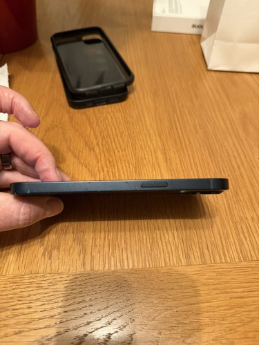 Apple iPhone 13 128GB midnight unlocked with accessories  - Picture 14 of 17