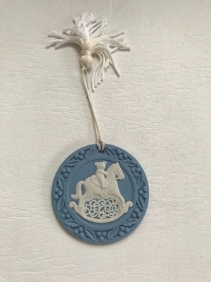 Wedgwood blau Jasperware Schaukelpferd Baumschmuck in sehr gutem Zustand