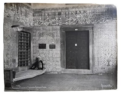 Sébah & Joaillier - Fotografia - Entrée du Tombeau de la Sultane Validé - (1925)