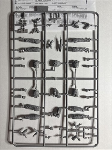 Zvezda # 3614 German Tank Crew 1943-1945  1/35 Scale WWII Figure Model Kit - Picture 2 of 3