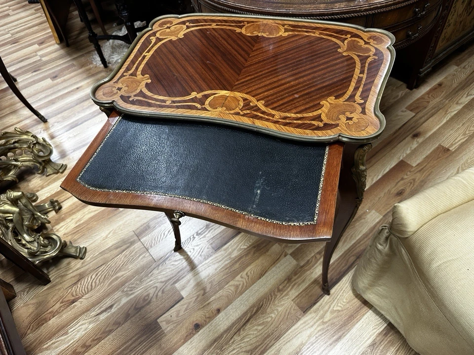 Escritorio antiguo francés Luis XV con incrustaciones diminuto bronce Mtd cuero deslizable Foto 3 de 4