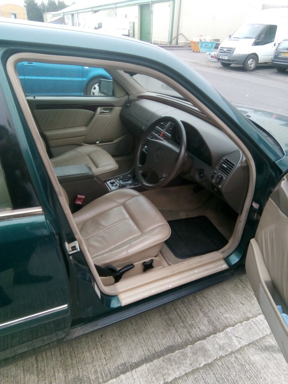 Image 6 - 1995 MERCEDES C220 ELEGANCE AUTO SALOON SPARES OR REPAIRS NON RUNNER