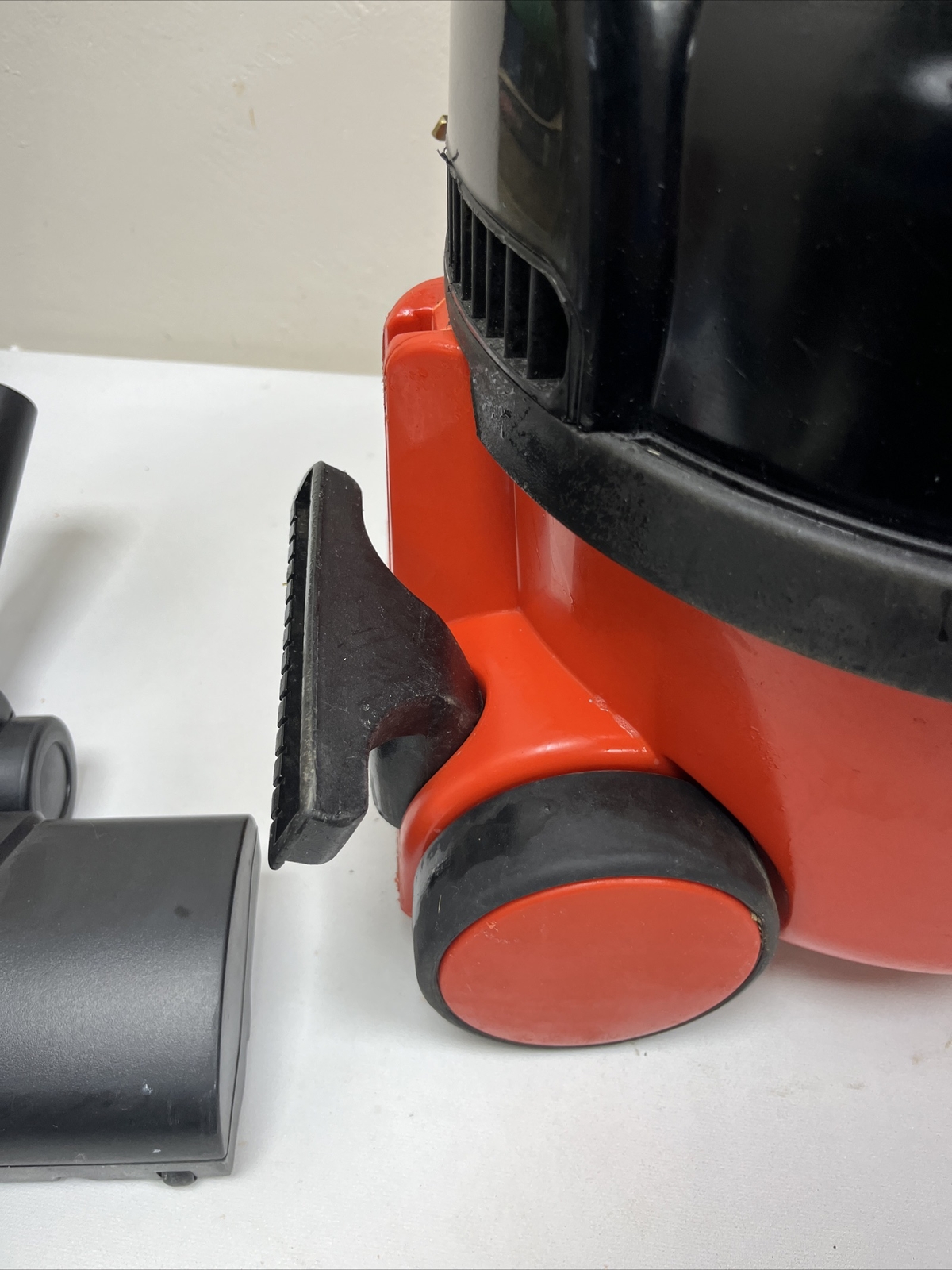 Numatic Henry HVR16011 Cylinder Vacuum Cleaner 620w With Airo Brush