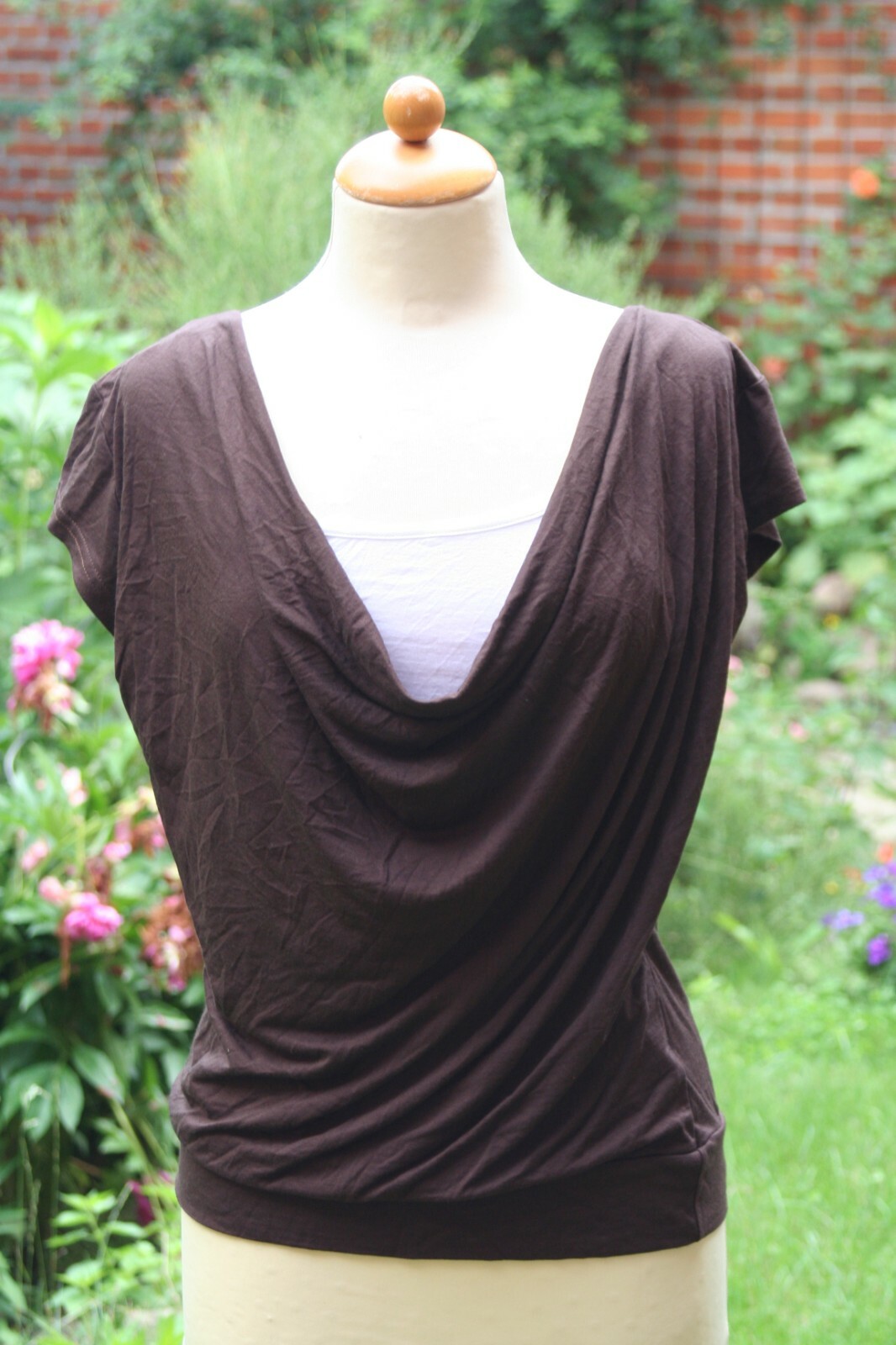 einfaches braunes Shirt in Größe S von Yessica mit weißem Einsatz