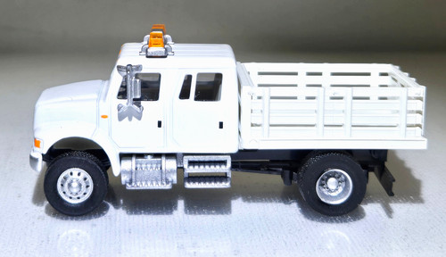 Camión con plataforma de estaca abierta HO Walthers SceneMaster 949-11895 International 4300 | Zustand: Used