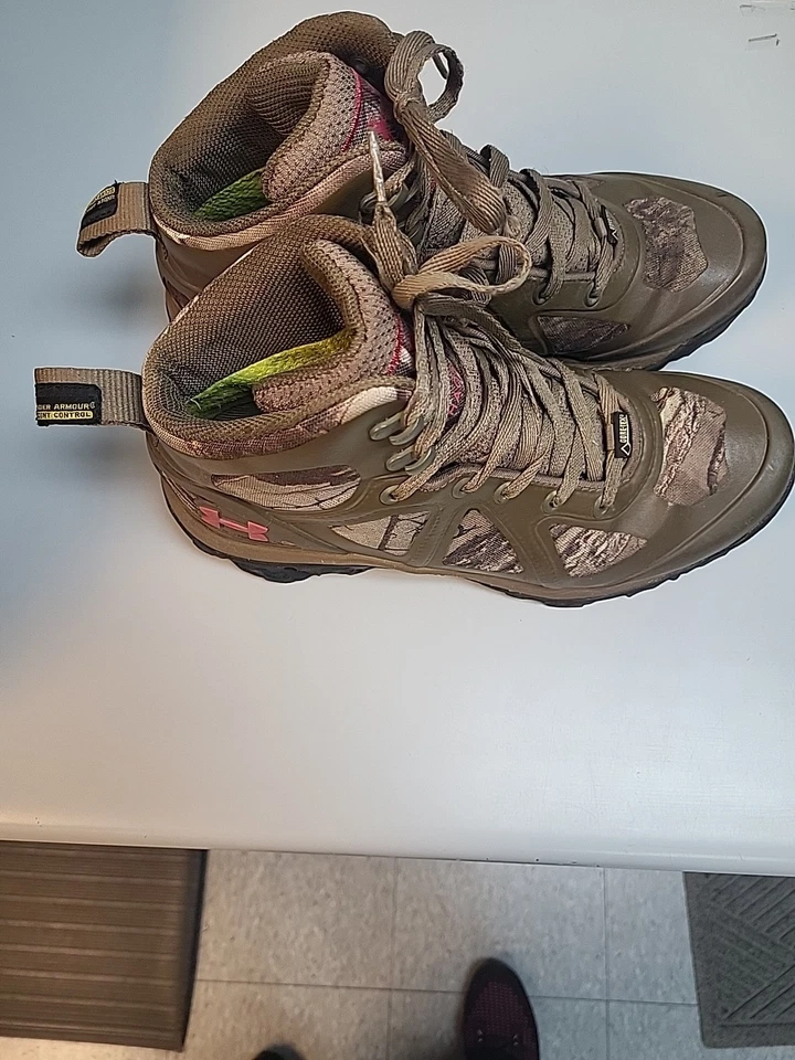 Womens Under Armour camo gortex Boots Size 10 - Image 2 of 4
