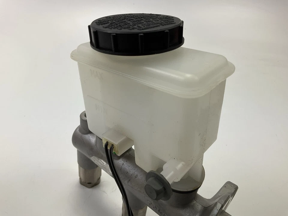 Cilindro maestro de freno Napa 390091 para Mercury Tracer 1992-1993 SOLO TRANSMISIÓN MANUAL Foto 3 de 4