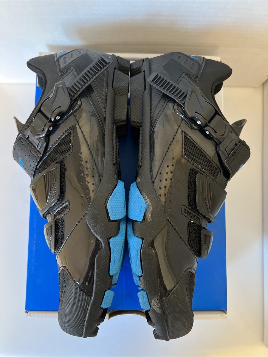 Chaussure en fibre de verre géante à talons hauts, qui fait partie d'un