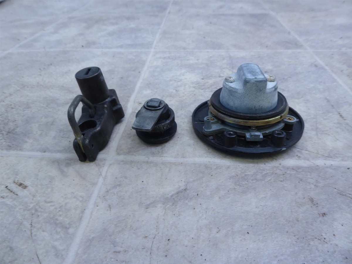 1992 Kawasaki ZX600D K405) top clamp ignition switch gas cap