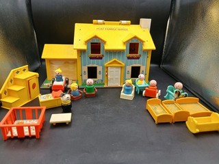 70s Vintage Fisher Price Play Family House 952. People Babys & Dog