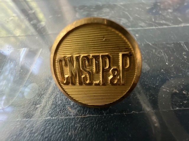 SLEEVE BUTTON FROM CHICAGO MILWAUKEE ST PAUL & PACIFIC RAILROAD UNIFORM - NICE!
