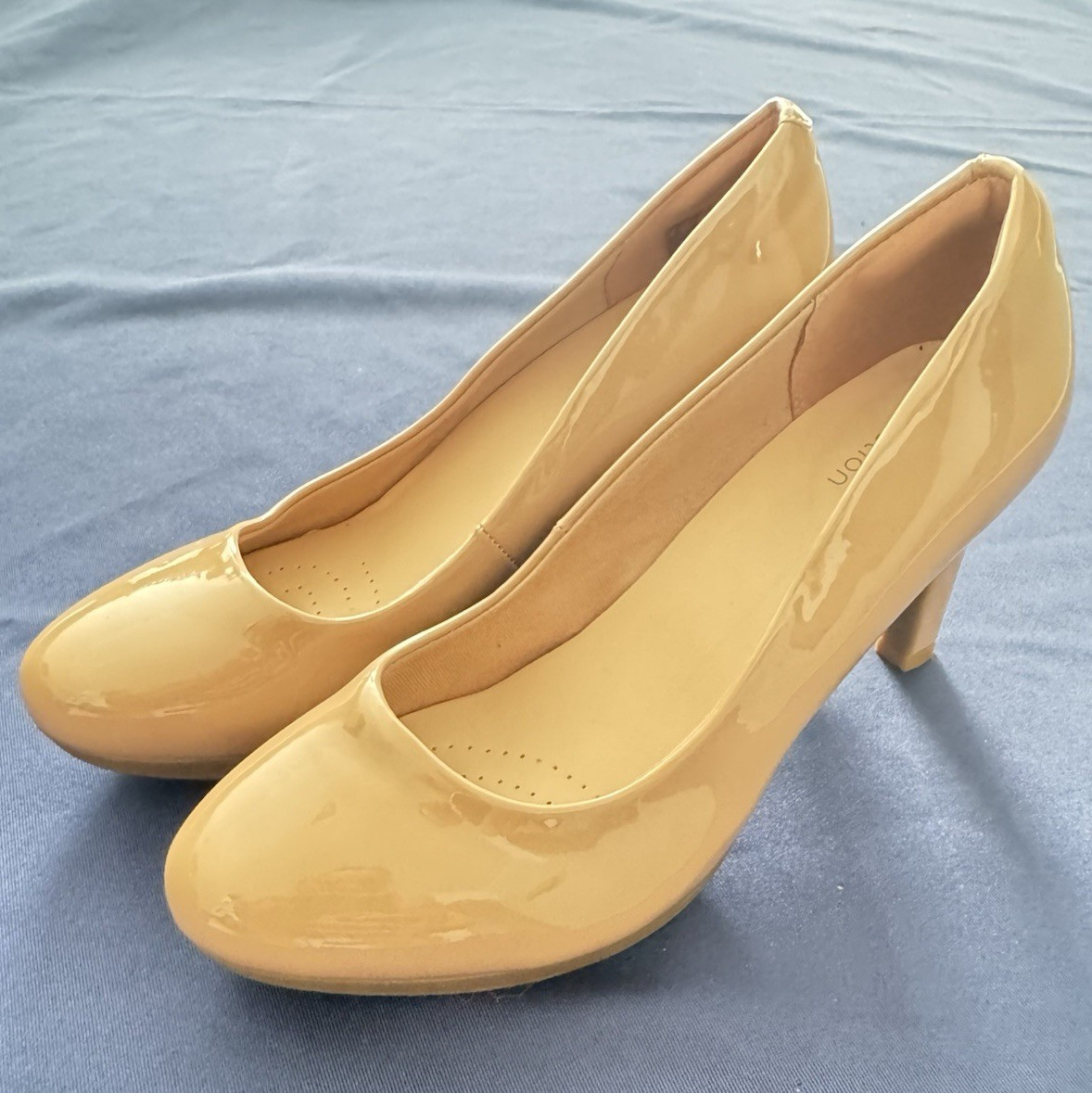 Clarks Women’s Beige Patent Leather Glossy Round Toe Slip-On Block Pump 7.5
