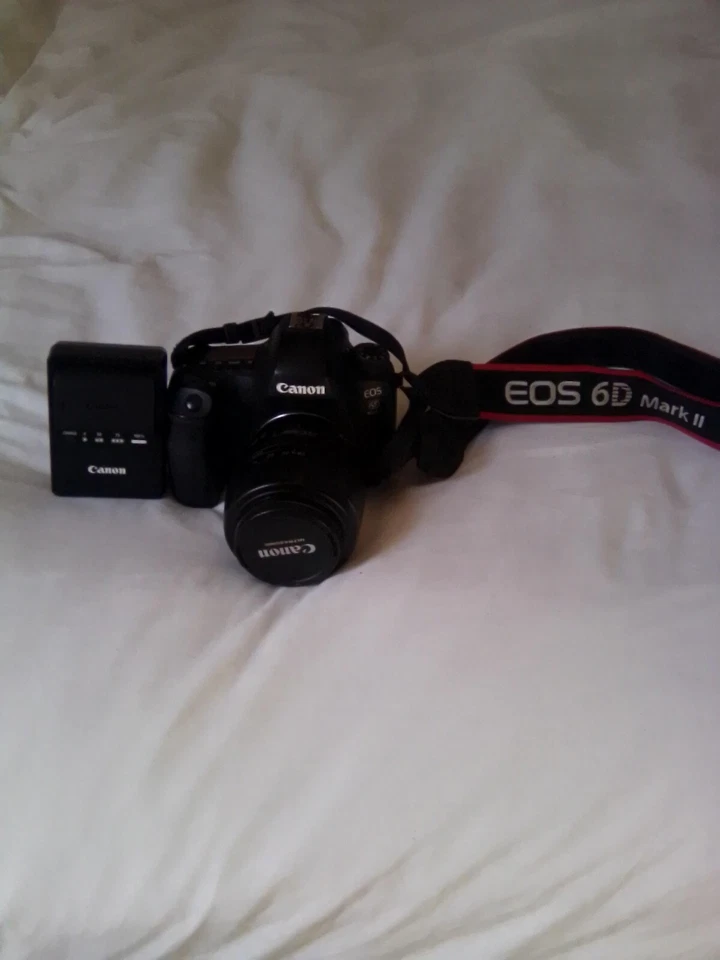 Canon EOS 6D Mark II DSLR Camera with EF 24-105mm USM Lens - WiFi Enabled - Image 3 of 3