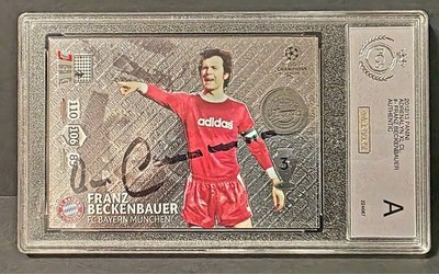 Franz Beckenbauer Autogramm Sticker 2012_13 Panini ADRENALYN CL CL. PGS-Grading