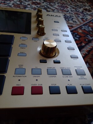 Akai MPC One Gold Edition   inkl. Decksaver, Ständer & 128 GB SD- Karte