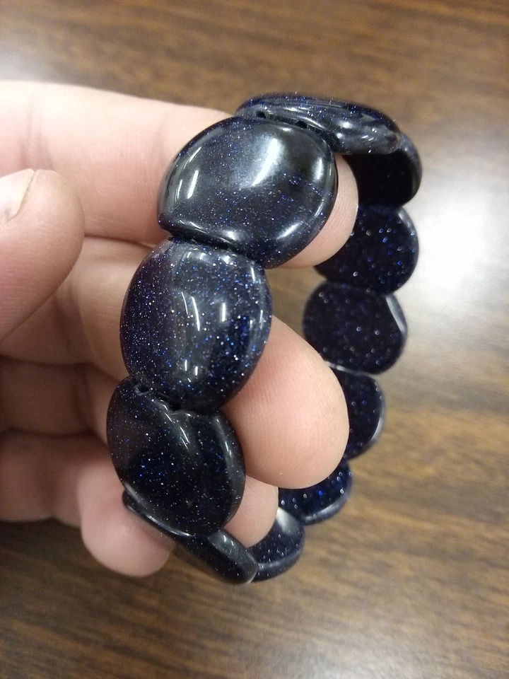 Pulseira elástica feita à mão de pedra galáxia de arenito azul (6,5 pol.) - Imagem 2 de 4