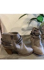 Women Liliana Laguna-3 Leatherette Chained Wraparound Chunky Heel Bootie NWOT
