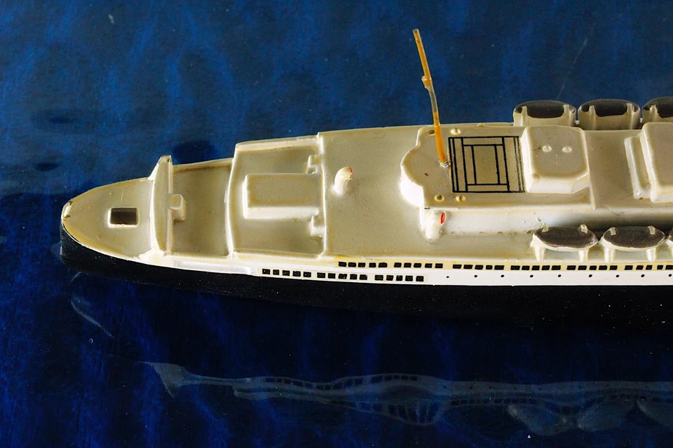 Queen Mary Azb gold Großbuchsta Hersteller Wiking 413a/2/1 ,1:1250 Schiffsmodell - Bild 2 von 4