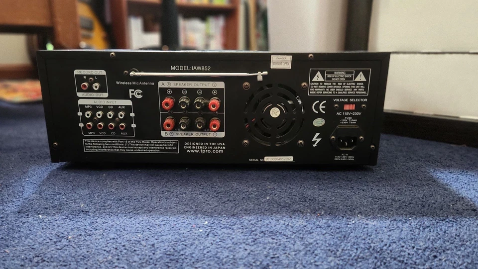 Amplificador integrado Technical Pro IAW852 2500 vatios con micrófonos inalámbricos dobles Foto 2 de 4