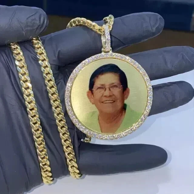 Colgante con imagen de memoria de moissanita de corte redondo de 2,50 quilates enchapado en oro amarillo de 14 quilates Foto 3 de 4